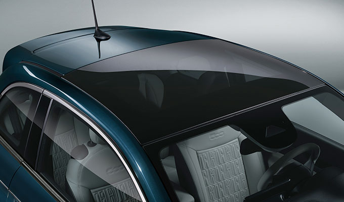 Panoramasoltaket på en mørk blå Fiat 500 Hatchback
