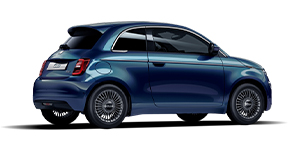 Blå Fiat 500e sett skrått bakfra
