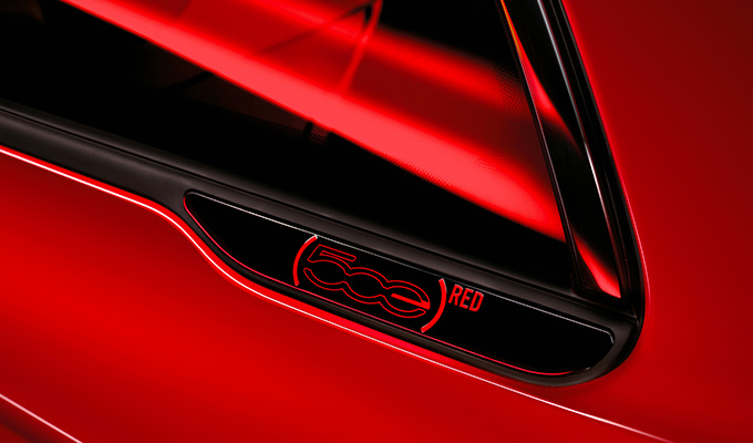 RED-emblem på sort plate under bakvindu på Fiat 500 RED