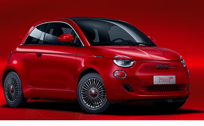 Nærbilde av rød Fiat 500 med RED-emblem under bakvinduet