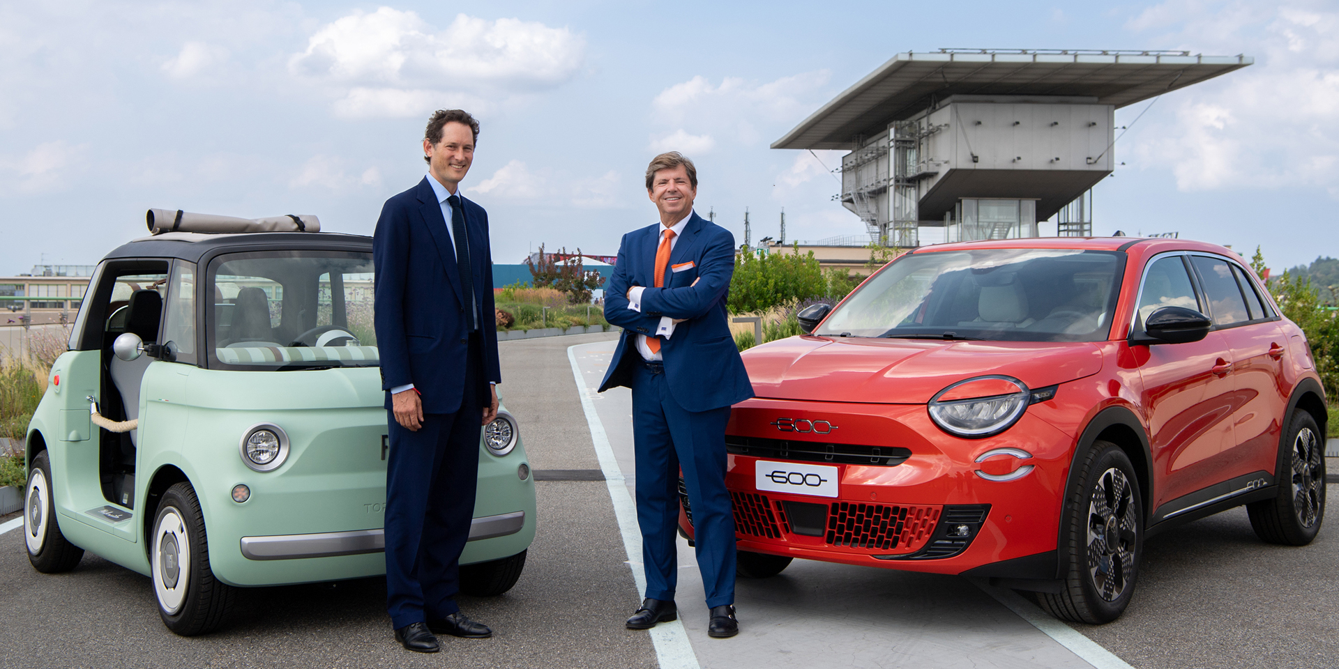 Olivier Francois står foran Fiat Topolino og Fiat 600e.
