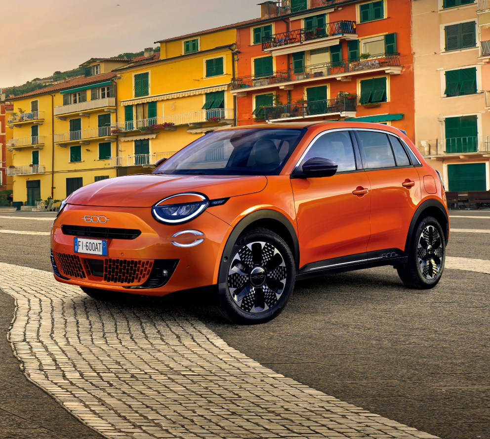 Miljøbilde av en rød Fiat 600e