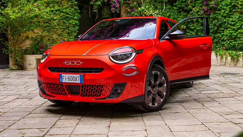 Fiat 600e står parkert med en dør åpen