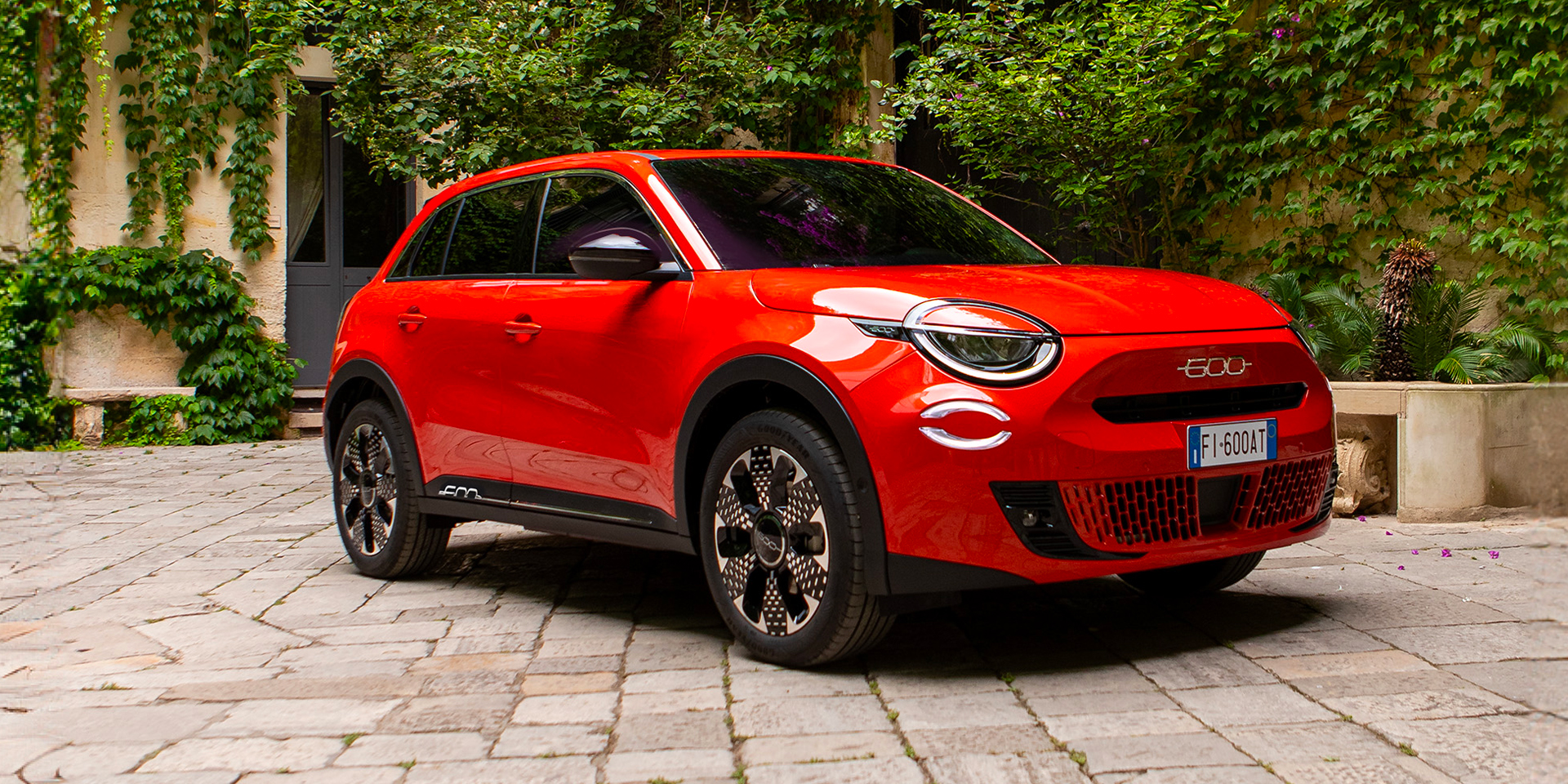 Rød Fiat 600e står parkert, sett skrått forfra