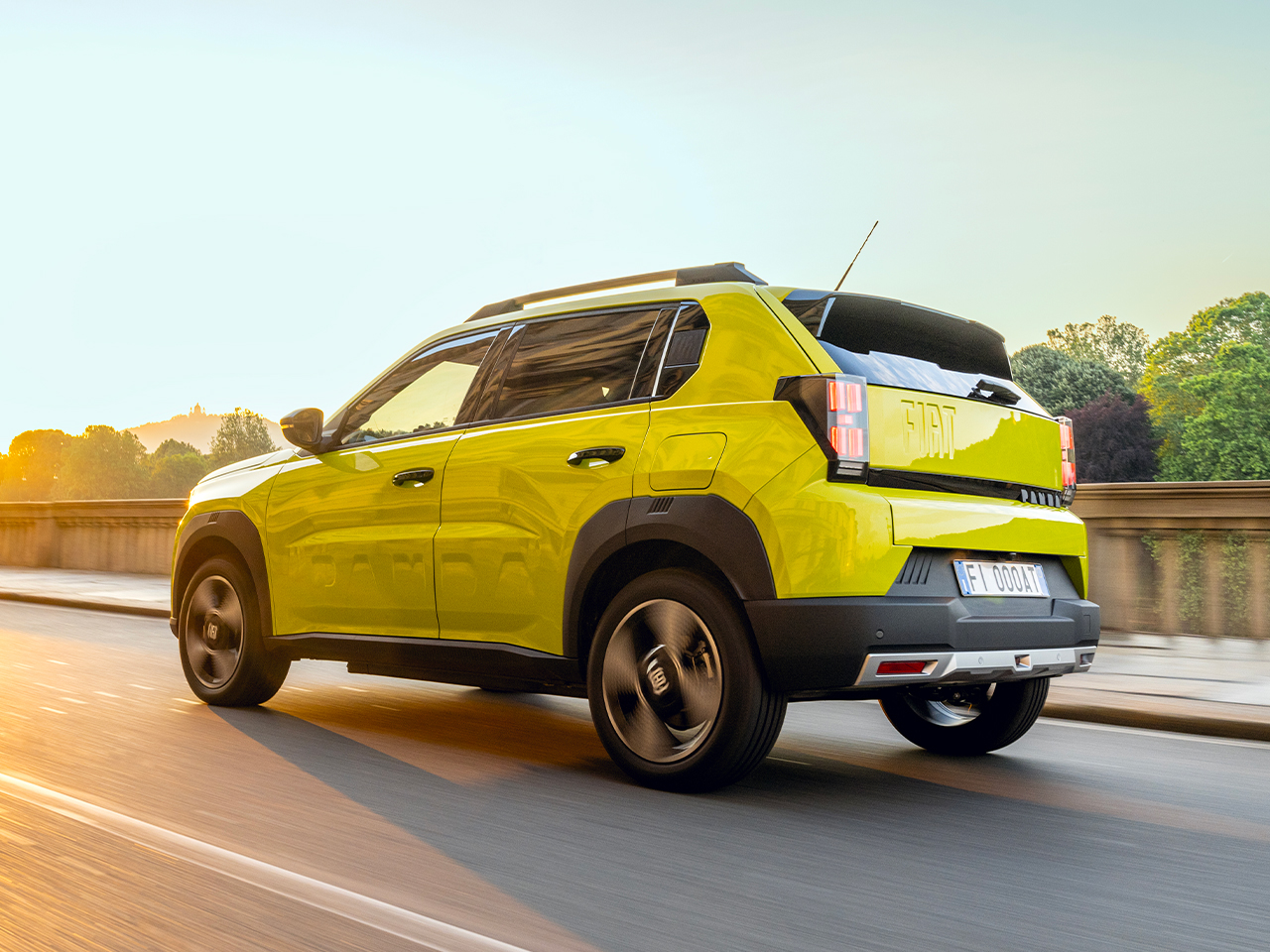 Miljøbilde av en gul Fiat Grande Panda, sett bakfra