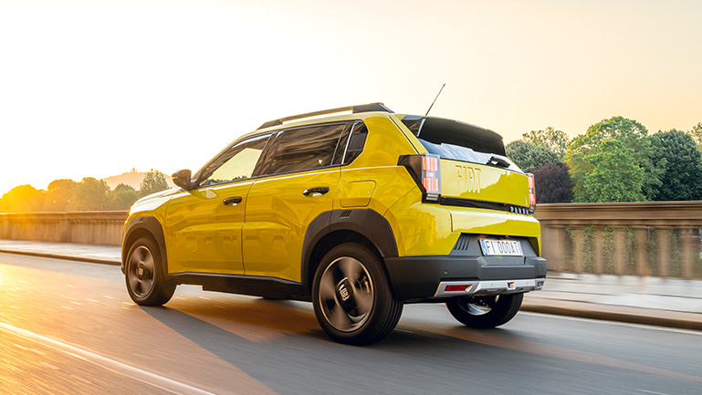 Bilde av baksiden av en gul Fiat Grande Panda som kjører