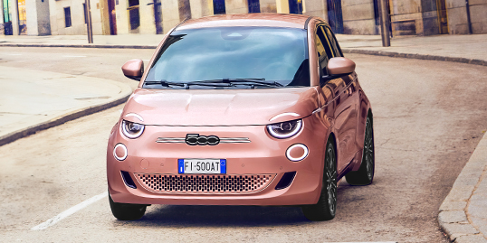 Fiat 500e, sett forfra på veien