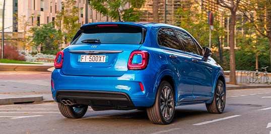 Blå Fiat sett bakfra