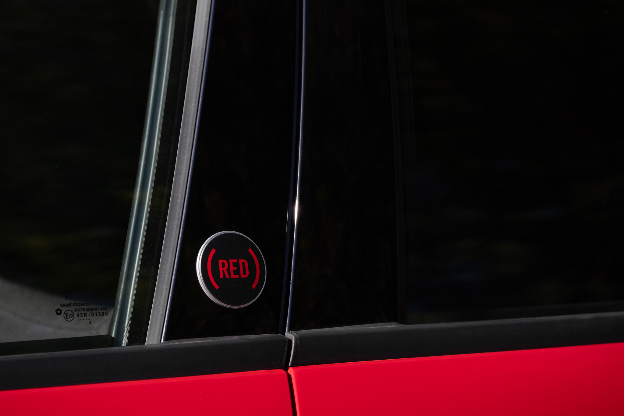 Fiat 600e Red logo på utsiden av bilen
