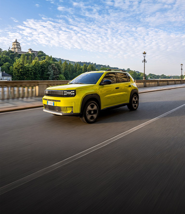 Bilde av gul Fiat som kjører på en vei