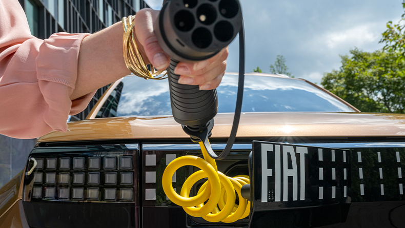 Bilde av gul ladekabel på en Fiat