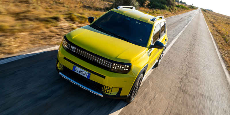 Bilde av en gul Fiat som kjører på en vei